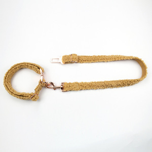 Conjunto Cálido de Cinco Piezas para Mascotas Otoño/Invierno: Chaleco de Lana de Cordero, Arnés, Collar de Felpa para Coche y Set de Bolsas para Desechos - Product Image 2