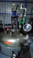 Agitateur mobile avec pompe à moteur et roulement pour le mélange de fluides à haute viscosité et le traitement chimique, conception de réservoir compact