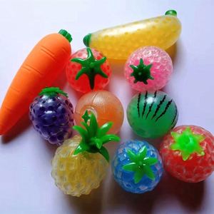 Vente en gros usine Mini jouets anti-stress souple en forme de légumes et fruits (Fraise, Raisin) pour enfants, à prix abordable - Product Image 1