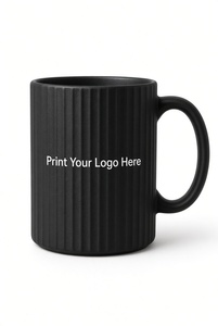 Mug à café en céramique blanche, finition mate rayée, design minimaliste, compatible micro-ondes et lave-vaisselle, usage domestique - Product Image 3