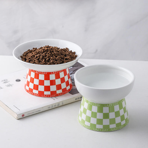 Bol plat en céramique pour chat, motif à carreaux rouge, vert, noir, bleu, design surélevé pour un confort d'alimentation et d'hydratation - Product Image 2