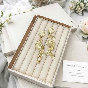 Pendientes Huggie de Alta Gama Estilo Europeo Americano para Mujer, Aguja de Plata, Borla Plisada, Circonita, Aleación Chapada en Oro de Moda - Product Image 4