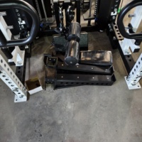 Rack de musculation multifonction Smith avec système de câbles croisés, fonction de tirage vertical et de rameur, et fonction squat.