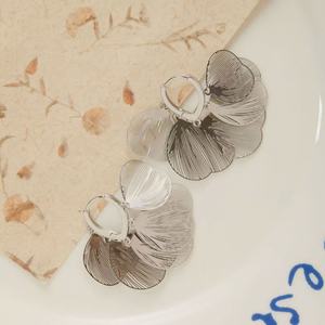 Boucles d'oreilles clous élégantes et uniques de style européen en acier inoxydable plaqué argent, forme de fleur tendance, design haut de gamme - Product Image 5