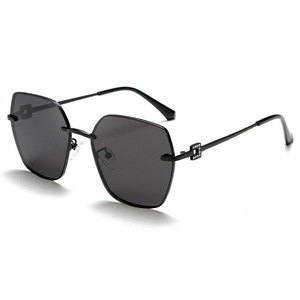 Gafas de Sol Greyjack para Mujer, Montura de Acero Inoxidable, Lentes TAC Polarizadas con Protección UV400 Tipo 3, Diseño Moderno - Product Image 2