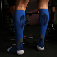 Vente en gros de chaussettes compressées élastiques pour la course à pied, le cyclisme et le sport, chaussettes de football au genou pour l'escalade pour hommes