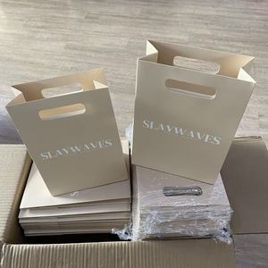 Bolsa <span class=keywords><strong>de</strong></span> <span class=keywords><strong>papel</strong></span> pequeña <span class=keywords><strong>de</strong></span> lujo personalizada para pequeñas empresas con su propio logotipo, boutique <span class=keywords><strong>de</strong></span> bodas con asa <span class=keywords><strong>de</strong></span> cinta al <span class=keywords><strong>por</strong></span> <span class=keywords><strong>mayor</strong></span> - Product Image 1