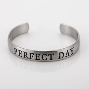 กำไลข้อมือรูปตัว C แบบเปิด ทำจากไทเทเนียมสลักลาย Perfect Day ของขวัญเครื่องประดับสำหรับทุกเพศ - Product Image 2
