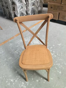 Chaise empilable en plastique imitation bois à dossier croisé pour événements, mariages et locations hôtelières - Product Image 5