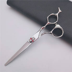 กรรไกรซอยผมยี่ห้อ Custom Brands ขนาด 6.0 นิ้ว ลายหัวกะโหลก ประดับอัญมณีสีแดง สำหรับช่างทำผม ใช้มือขวา คุณภาพสูง - Product Image 2
