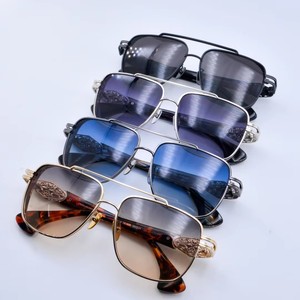 Occhiali da Sole Unisex di Lusso <span class=keywords><strong>con</strong></span> <span class=keywords><strong>Lenti</strong></span> in Resina Polarizzate <span class=keywords><strong>con</strong></span> <span class=keywords><strong>Filtro</strong></span> Luce <span class=keywords><strong>Blu</strong></span>, Montature alla Moda e Custodia Inclusa - Product Image 4