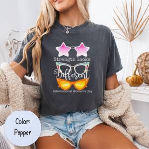 Camiseta para Mujer con Estampado 'Strength Looks Different', 100% Algodón, Cuello Redondo, Corte Regular, Informal, para el Día Internacional de la Mujer - Product Image 3