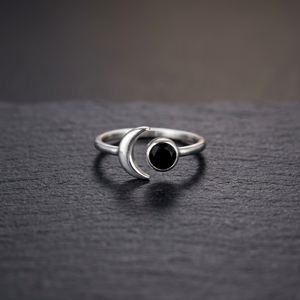 Anillo de Media Luna Elegante y Estilizado de Plata de Ley 925 con Piedra Negra para Uso Casual y de Fiesta - Product Image 2