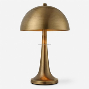 Lampe de table moderne de luxe en marbre blanc avec accents en laiton et base en cristal |   Éclairage contemporain élégant pour hall d'hôtel - Product Image 4