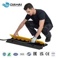 Ralentisseur en caoutchouc durable à double couche avec surface texturée antidérapante, trous de fixation pré-percés, installation facile sur route