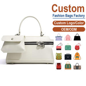 Sac bandoulière d'hiver en cuir véritable pleine fleur avec chaînes, silhouette structurée, compartiment principal zippé, mini pochette amovible - Product Image 1