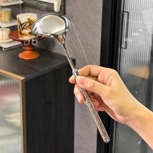 Cuchara de Cocina Shinyjh de Acero Inoxidable 304 con Mango Largo y Diseño Martillado Antideslizante - Product Image 3