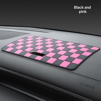 Tapis antidérapant pour voiture, motif quadrillé individuel, tapis antidérapant universel pour tableau de bord et console centrale de voiture