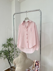 เสื้อเชิ้ตโอเวอร์ไซส์ลายทาง รุ่น A105 พร้อมกระดุมสีแดงและกระเป๋าปักลาย แขนยาว ทรงหลวม สไตล์ลำลอง - Product Image 5