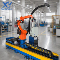 Station de soudage entièrement automatique sans programmation. Un robot industriel sur rail dédié au soudage de grandes structures en acier.