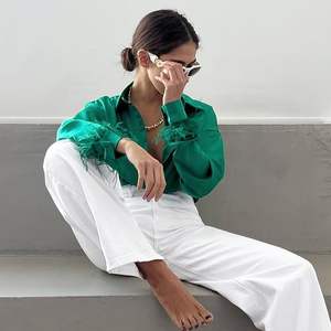 เสื้อเบลาส์ผ้าซาตินสีเขียวสำหรับผู้หญิง ดีไซน์หรูหรา แต่งขนนก ทรงครอปท็อป สไตล์ลำลองสำหรับใส่ทำงาน ติดกระดุม แขนยาว แฟชั่นทันสมัย - Product Image 3