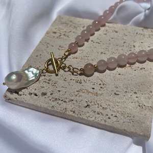 Kalung manik-manik Quartz mawar perhiasan batu permata pernyataan buatan tangan dengan liontin mutiara barok asli - Product Image 3