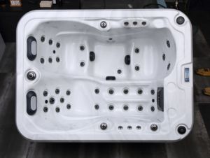 Jacuzzi extérieur de luxe multifonctionnel avec jets d'eau massants, chauffage à température constante et éclairage LED - Product Image 4