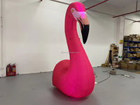 La mascotte gonflable en forme d'oiseau est utilisée pour la décoration sur le thème des animaux et les publicités dans les boîtes de nuit sur scène.