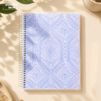 Agenda mensuel professionnel minimaliste personnalisé 2026 2027 avec impression couleur, format A5, violet clair, motif géométrique, reliure spirale simple, couverture en PP et onglets
