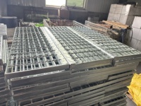 Marche d'escalier en acier inoxydable T4 avec bord dentelé, anti-corrosion, pour plateformes d'échelles industrielles