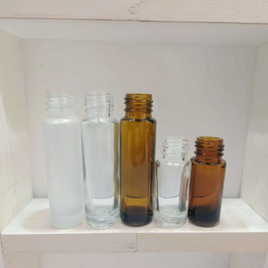 ขวดแก้วใสสีเหลืองอำพันแบบมีลูกกลิ้งสำหรับเครื่องสำอาง น้ำมันหอมระเหย และผลิตภัณฑ์ระงับกลิ่นกาย ดีไซน์ลูกกลิ้ง ราคาดีที่สุด - Product Image 1