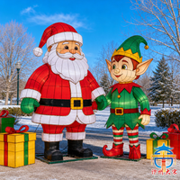 Ensemble de lanternes géantes LED représentant Père Noël et les elfes pour la décoration artistique en soie des célébrations de Noël en plein air sur les places publiques