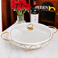 Plat de service rond en céramique blanche avec couvercle en verre, support doré, chauffe-plat à brûleur unique pour buffet de mariage et traiteur