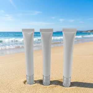 En stock, pequeña cantidad disponible, tubo cosmético de plástico blanco de 19 mm con cabezal de masaje con bola para crema de ojos. - Product Image 1
