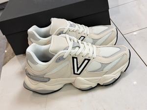 Calzado Deportivo de Malla Transpirable y Cuero de Lujo Modelo 9060, Diseño de Alta Calidad 2026, Zapatos Casuales de Moda para Hombre y Mujer - Product Image 1