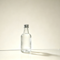 Botol Minuman Keras Mini dari Kaca Bening dengan Tutup Sekrup, Botol Kemasan Minuman Bulat Kecil untuk Minuman Keras, Jus