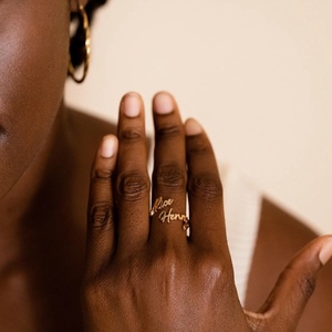 Nouvelle bague double nom personnalisée en acier inoxydable bague personnalisée plaquée or cadeaux d'anniversaire <span class=keywords><strong>de</strong></span> Noë<span class=keywords><strong>l</strong></span> pour les amoureux et les amis - Product Image 2