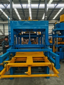 Machine de fabrication de briques d'armoire de commande PLC à vente chaude La machine de formage de blocs de ciment à haut rendement entièrement automatique peut être personnalisée - Product Image 6
