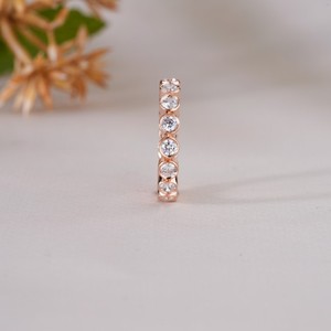 Anillo de Eternidad Chic de Oro Rosa de 14K con Moissanita de Corte Redondo, Elegante Anillo de Boda con Engaste de Bisel para Mujer, Joyería Moderna Minimalista - Product Image 5