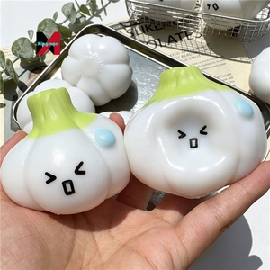 Nuova palla antistress squishy a forma di aglio, divertente e schiacciabile, bestseller, regalo che fa sorridere. - Product Image 3