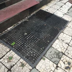 Tapis en caoutchouc antidérapants pour l'extérieur, avec drainage et trou d'entrée - Product Image 2