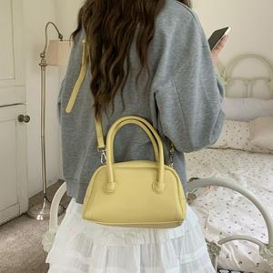 Bolso Boston amarillo con correa ajustable y cierre de cremallera para uso diario, bolso de pecho para mujer - Product Image 3