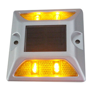 Nouveau design de balise routière solaire réfléchissante en aluminium avec lumière LED jaune - Product Image 1