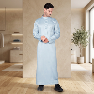 Thobe saoudien bleu clair de qualité supérieure pour hommes, à manches longues, style Kandura arabe avec col montant, pour les acheteurs du Moyen-Orient et d'Europe - Product Image 3