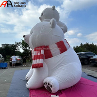 Ours polaire gonflable géant personnalisé avec un petit ours sur un foulard, modèle de dessin animé familial pour la décoration d'événements hivernaux et de Noël