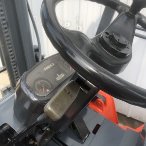 รถยกดีเซล 3 ตัน ยี่ห้อ 3T Heli พร้อมถังแก๊สเหลว ความจุ 3 ตัน ประสิทธิภาพสูง สภาพใช้งานแล้ว สำหรับเครื่องจักรก่อสร้าง - Product Image 4