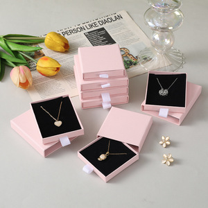 Caja de Joyería Rectangular Rosa Personalizada EVERWIN RT-31 con Forro de Esponja y Bolsa de Regalo con Relieve para Collares - Product Image 4