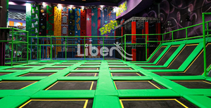 Parc de trampolines intérieur commercial, zones vertes, bleues et noires, fosse à mousse, filet de protection, équipement de jeu interactif écologique pour - Product Image 4