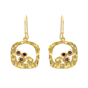 Pendientes colgantes de amatista natural de diseñador hechos a mano de nueva moda, Pendientes colgantes con acabado martillado chapado en oro - Product Image 1