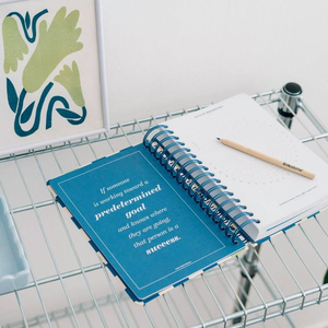 Agenda Giornaliera con <span class=keywords><strong>Spirale</strong></span>, Copertina <span class=keywords><strong>a</strong></span> Scacchi con Margherite, Pianificatore Settimanale e Mensile con Adesivi e Fascia Elastica - Product Image 3